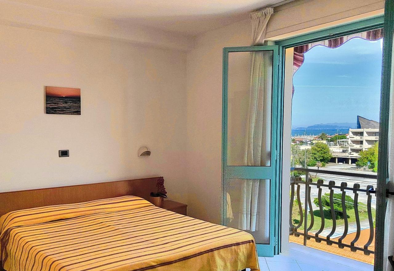 Hotel Puccinelli Λίντο ντι Καμαϊόρε Εξωτερικό φωτογραφία